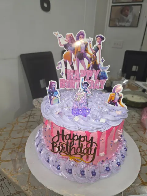 Pastel de cumpleaños hecho a mano por Andryana's Sweet Studio