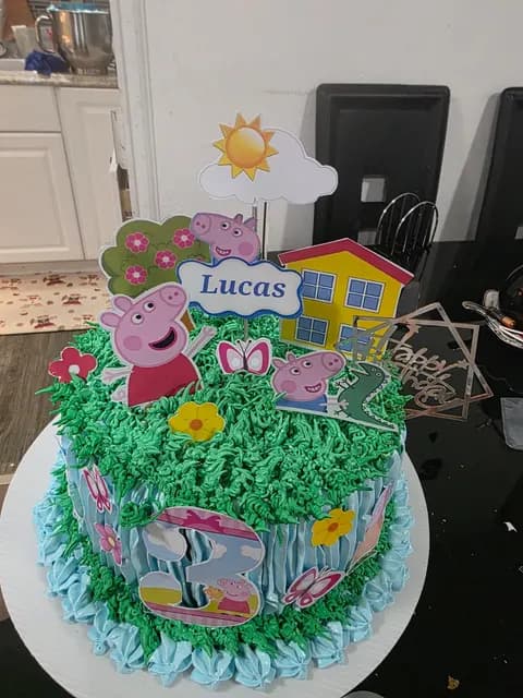 Pastel de cupcakes hecho a mano por Andryana's Sweet Studio