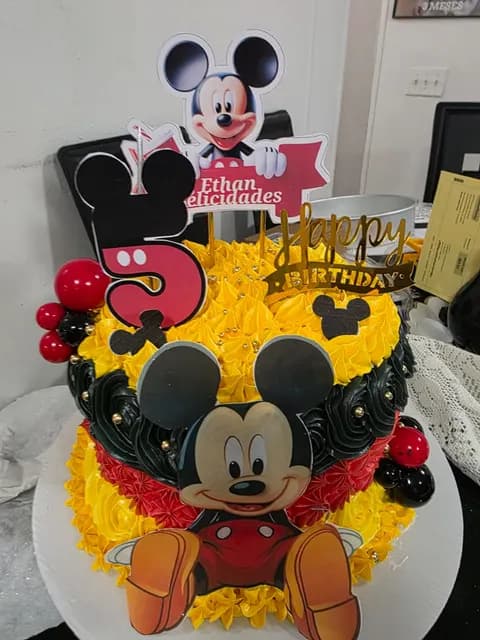 Pastel de cupcakes hecho a mano por Andryana's Sweet Studio