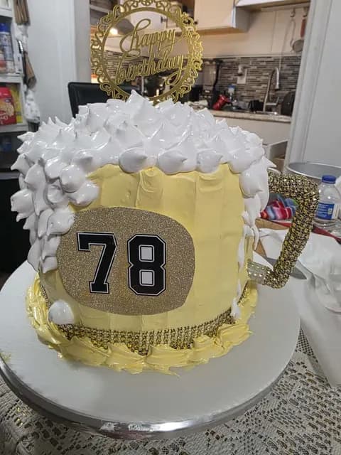 Pastel de cumpleaños hecho a mano por Andryana's Sweet Studio