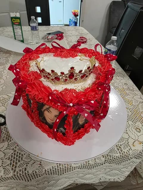 Pastel de cupcakes hecho a mano por Andryana's Sweet Studio