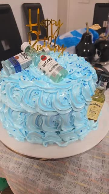 Pastel de cumpleaños hecho a mano por Andryana's Sweet Studio