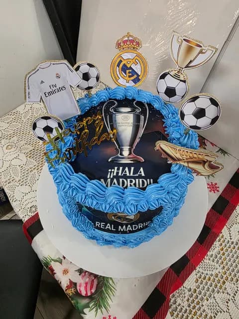 Pastel de cupcakes hecho a mano por Andryana's Sweet Studio