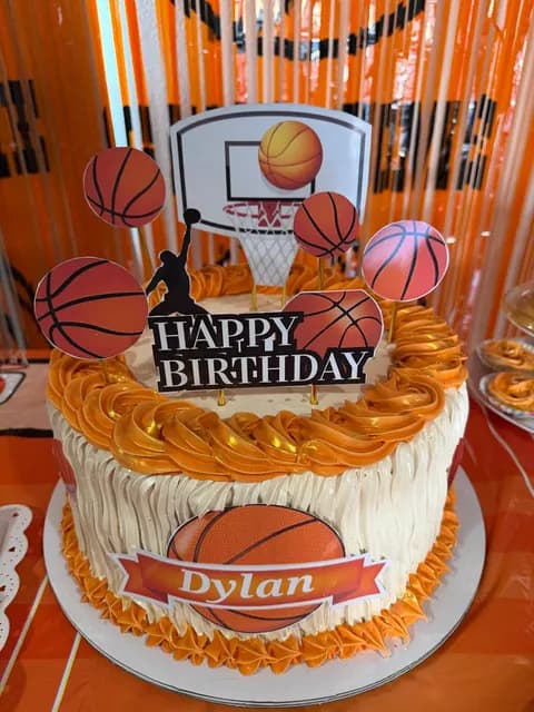 Pastel de cupcakes hecho a mano por Andryana's Sweet Studio