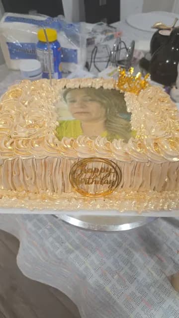 Pastel de cumpleaños hecho a mano por Andryana's Sweet Studio