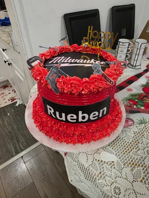 Pastel de cumpleaños hecho a mano por Andryana's Sweet Studio